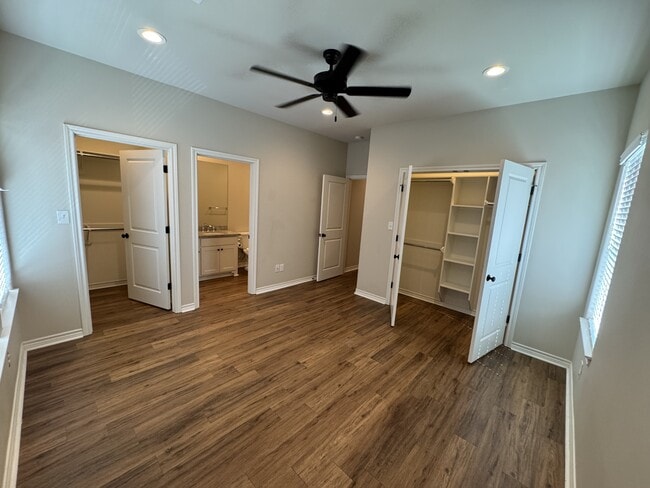 Building Photo - 5670 Shadowbend Cir N