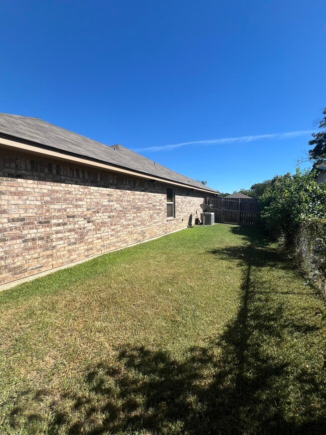 Building Photo - 306 Lux Dr