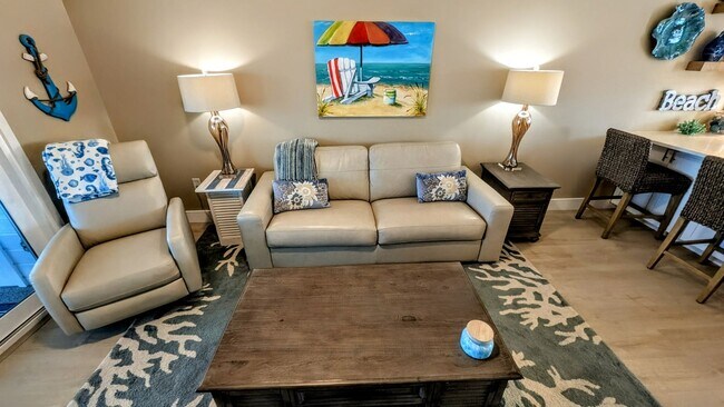 Building Photo - Seasonal/short term 2/2 vacation condo close to Anna Maria