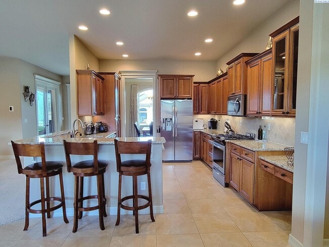 Building Photo - Large South Richland 4 Bed/3 Bath Home