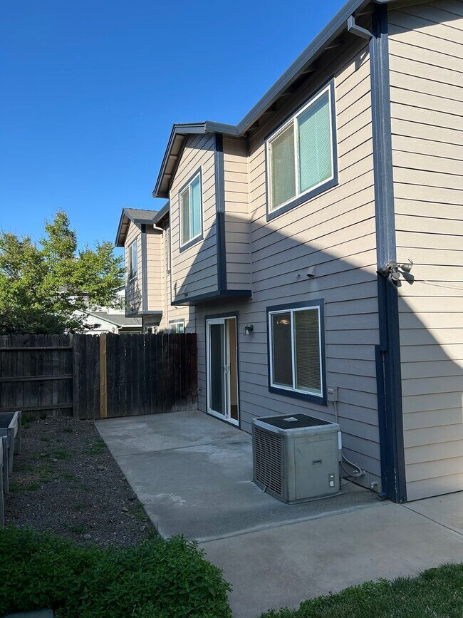 Building Photo - 582 Morgan Dr