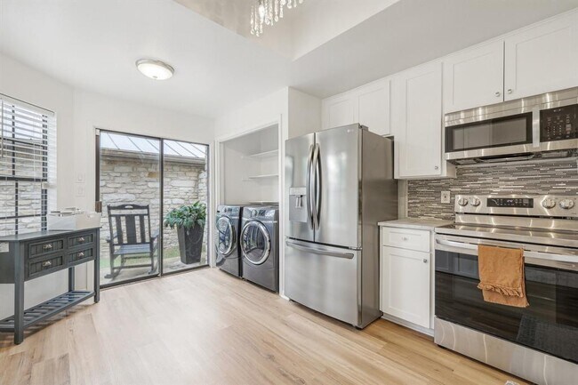 Building Photo - 2201 Lakeway Blvd