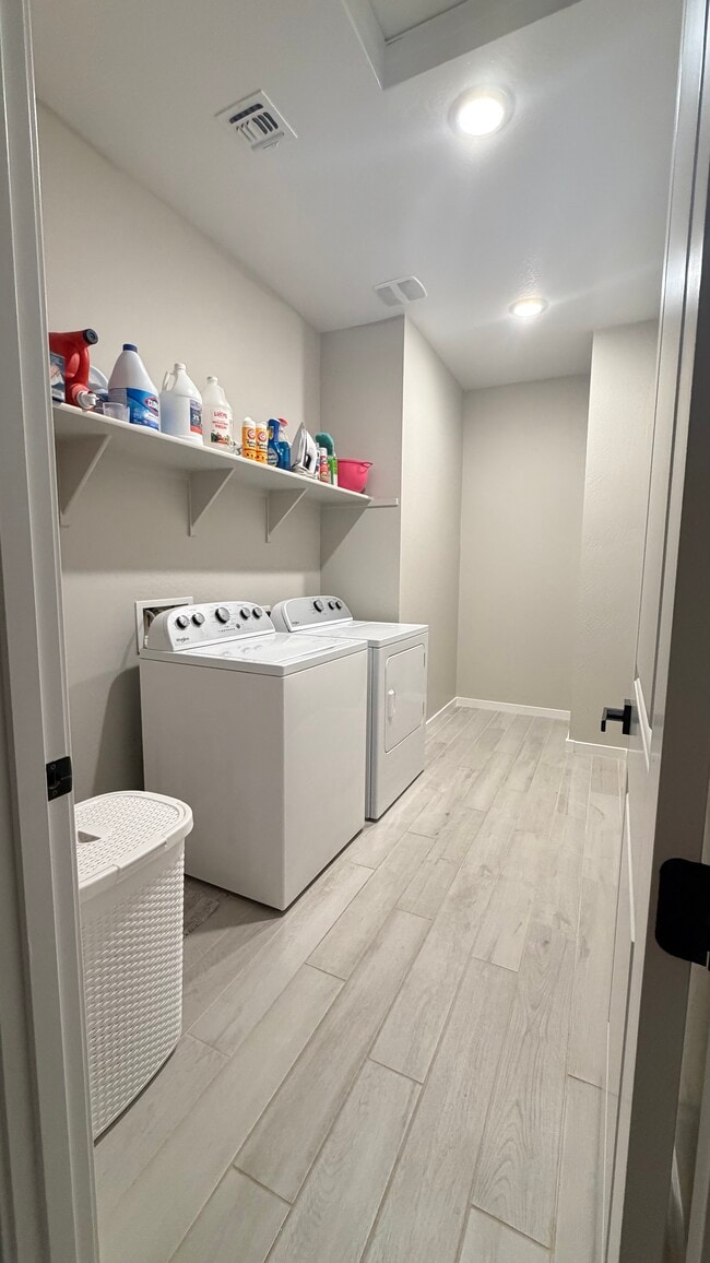 Building Photo - 40586 W Crane Dr