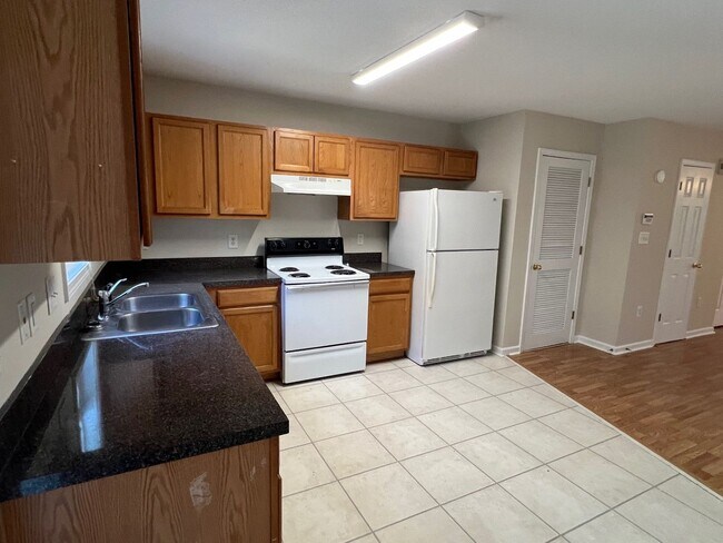 Building Photo - Spacious 2 Bed/2.5 Bath Townhome - Conveni...