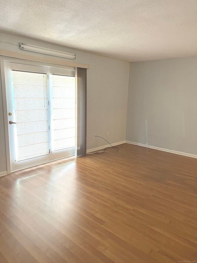Building Photo - 44 Oak Ridge Dr