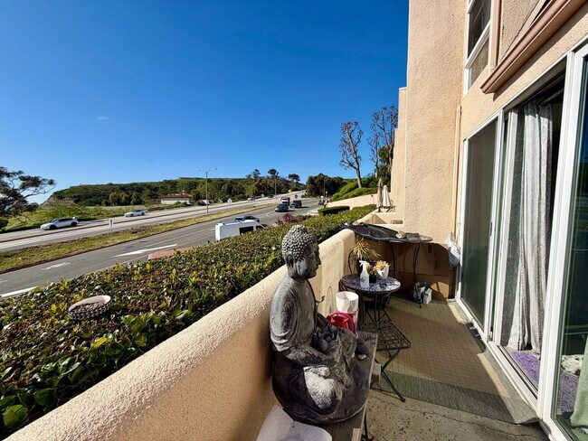 Building Photo - Furnished Malibu Condo Just Minutes from Pepperdine