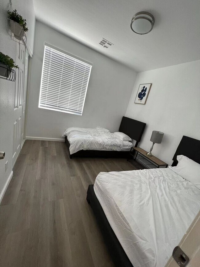 Building Photo - Beautiful 4 Bedroom 2 Bathroom Pool House in South West