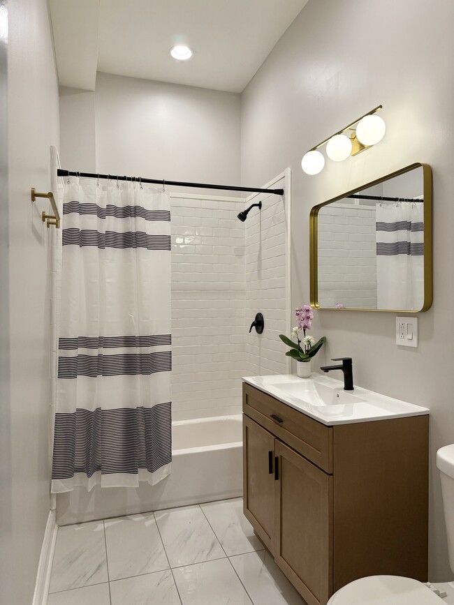 Building Photo - 2121 N California Ave