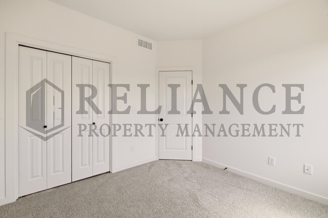 Building Photo - 5249 N Pinecrest Ct