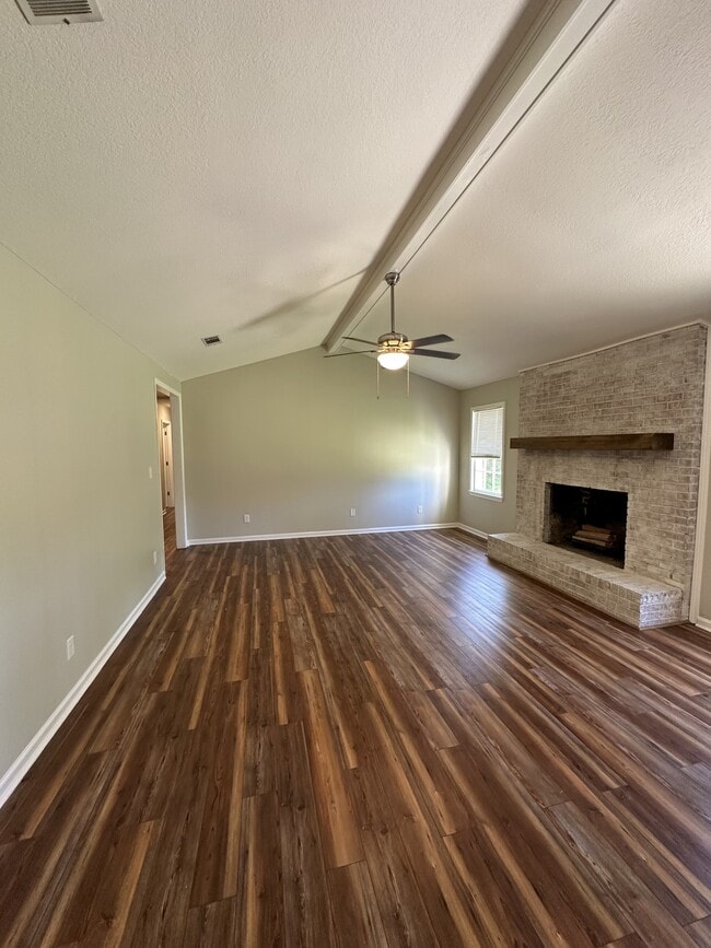 Building Photo - 605 Honeysuckle Ln