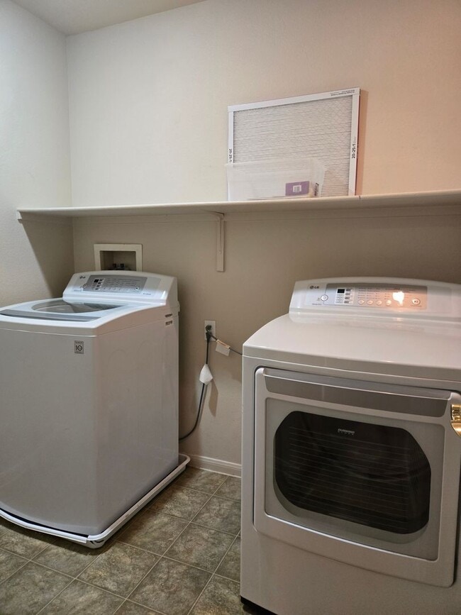 Building Photo - Mountain Edge