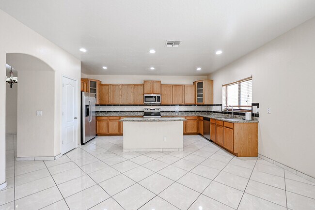 Building Photo - Beautiful 7 bedroom