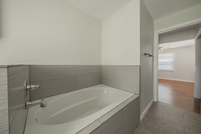 Building Photo - 3-Bedroom in Westworth Village!