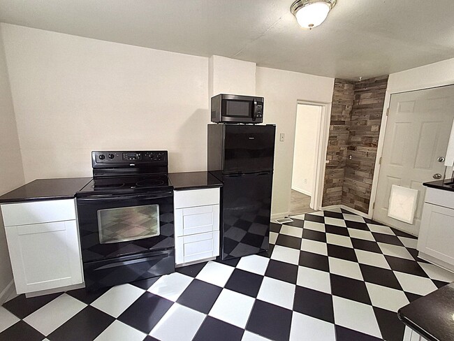 Building Photo - ALL PROSPECTIVE TENANTS MUST SUBMIT A $58 NON-REFUNDABLE APPLICATION FEE PER APPLICANT ONLINE AND...