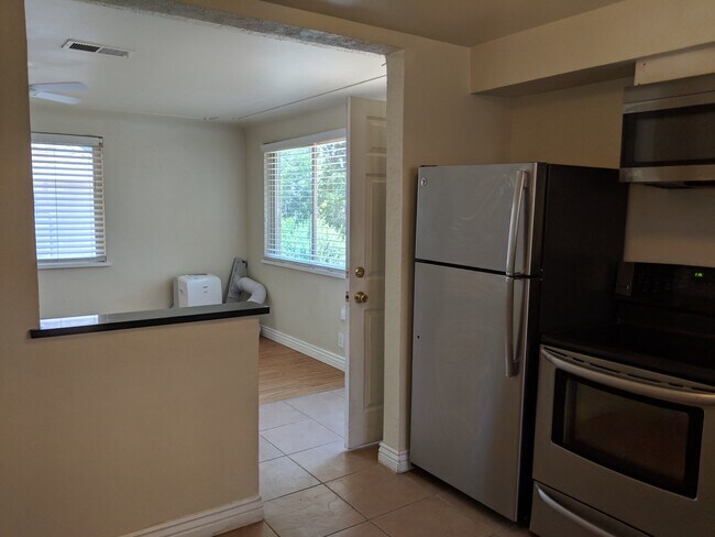 Building Photo - West Wash Park 2/1 Lots of Light, Mountain View and Reserved Parking!!