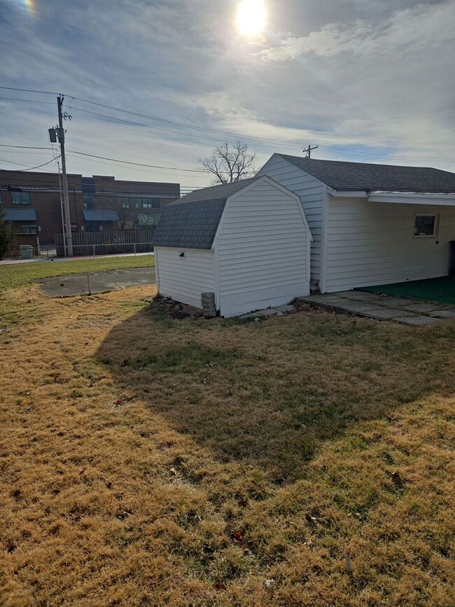 Building Photo - 2 Bedroom 1.5 Bath Single Family Home - Up...