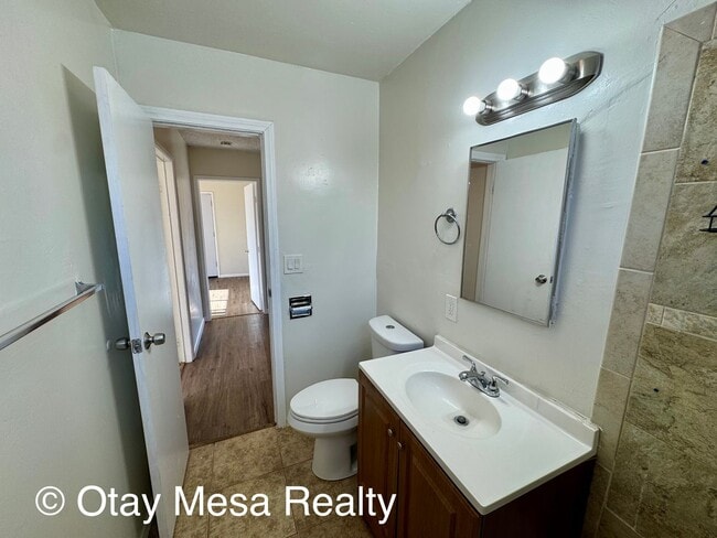 Building Photo - Charming 2-Bedroom Home with Expansive Out...