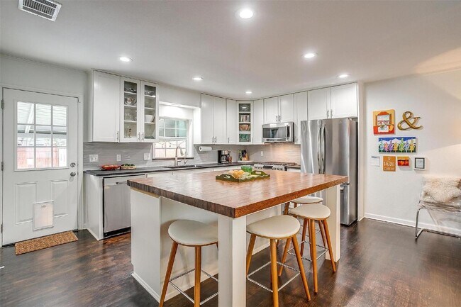 Building Photo - Charming 4-Bed Home with Granite Counterto...