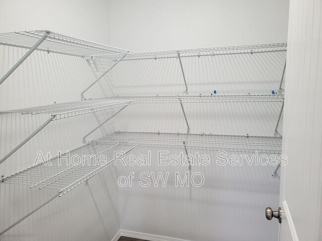 Building Photo - 624 S Southgate Dr