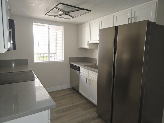 Building Photo - 5260 River Glen Dr