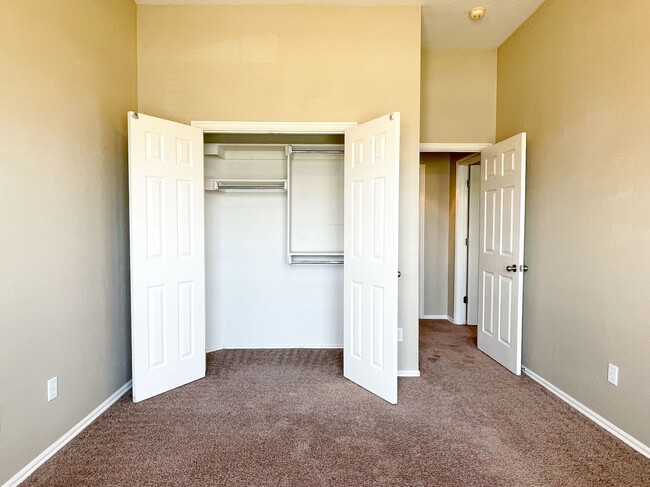 Building Photo - Absolutely Gorgeous Home in Moore with Spa...