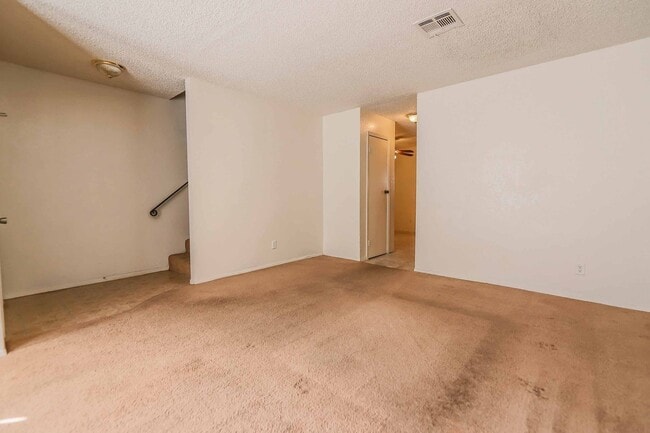 Building Photo - CUTE 2 BEDROOM CONDO!