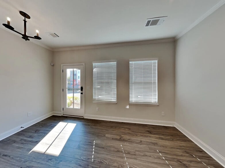 Flex Space - 2643 Creekside Dr NW