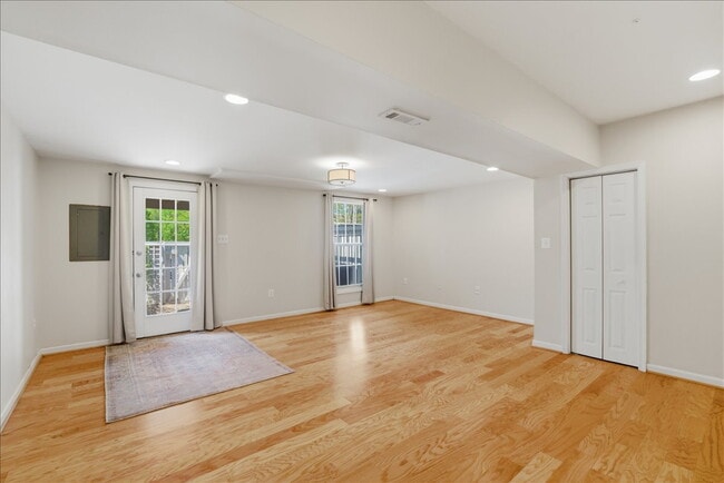 Building Photo - Updated 3BR / 2.5BA Townhome in Summit Chase – Over 1,900 Sq Ft with Deck & Fenced Patio!