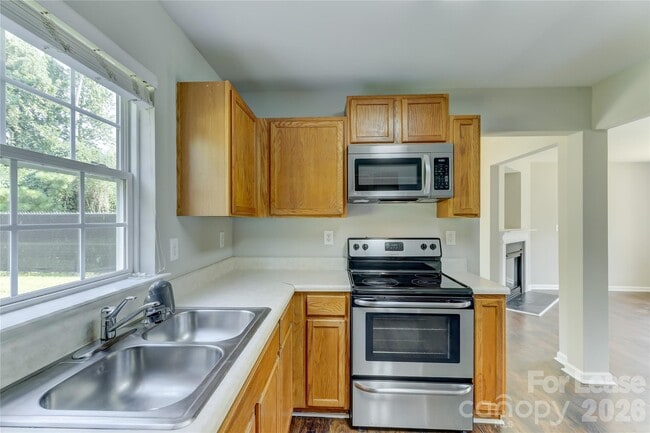 Building Photo - 524 Stillgreen Ln