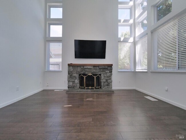 Building Photo - 3500 Crownridge Dr