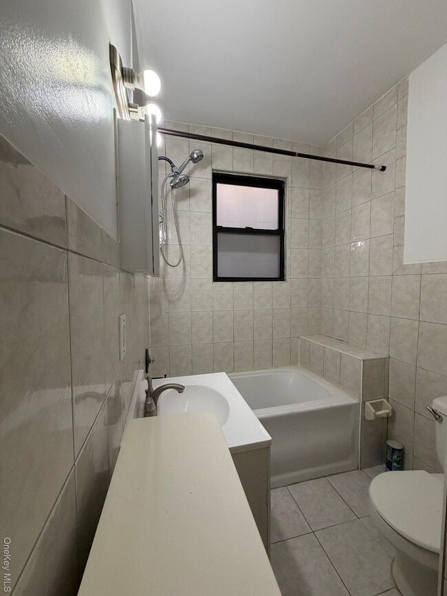 Building Photo - 810 Jericho Tpke