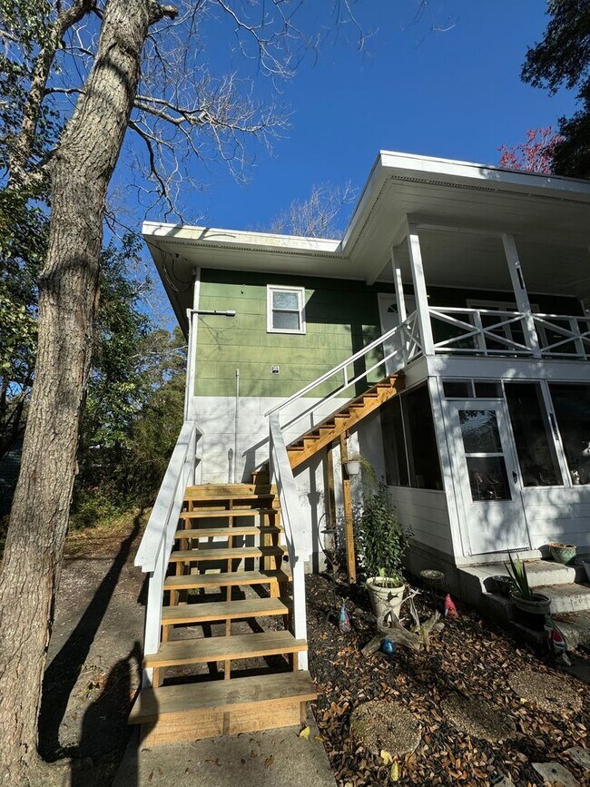Building Photo - Centrally located, close to the Mall