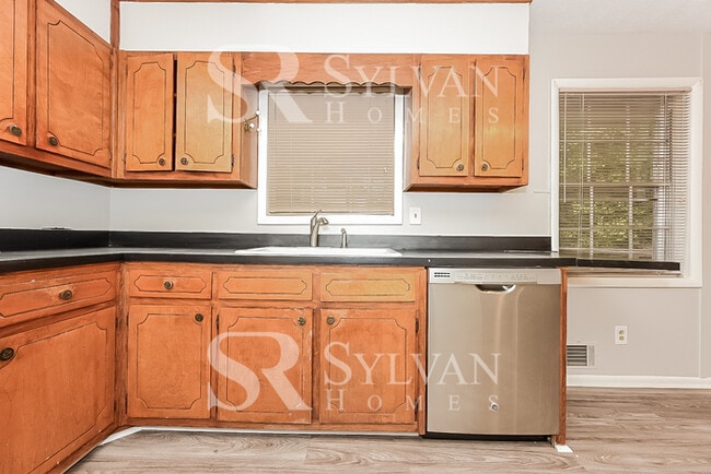 Building Photo - Welcome home to this 3 bedroom, 2 bathroom...