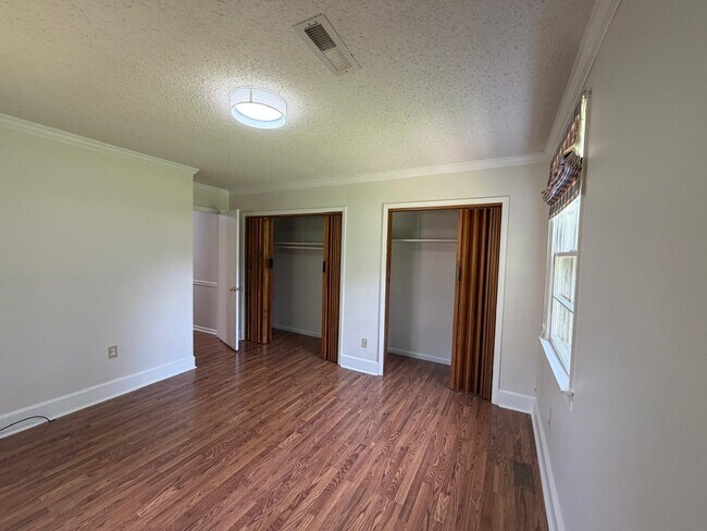 Building Photo - 524 Graycroft Dr SW