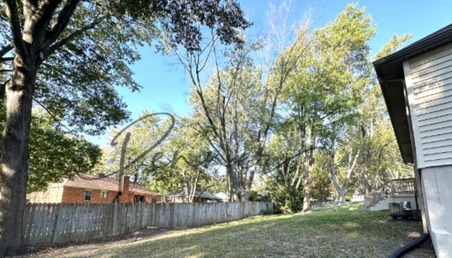 Building Photo - 805 NW Oxford Dr