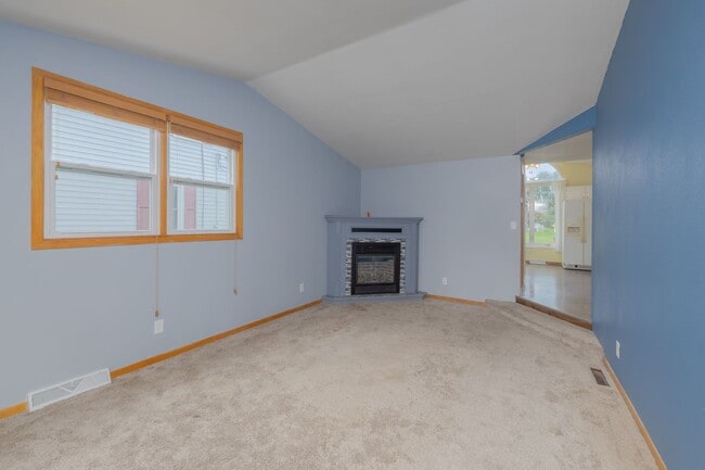 Building Photo - Large Single Family Home for Rent!
