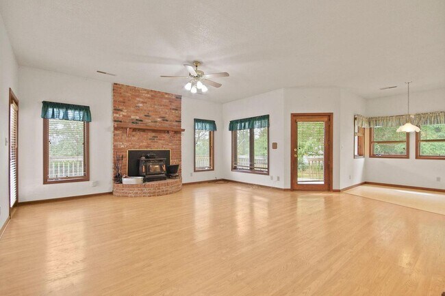Building Photo - Private 3BR Brick Home with Scenic View