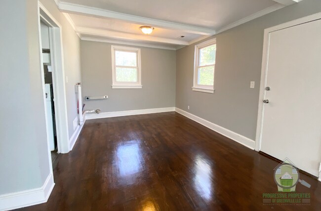 Building Photo - 11 Ridgeway Dr