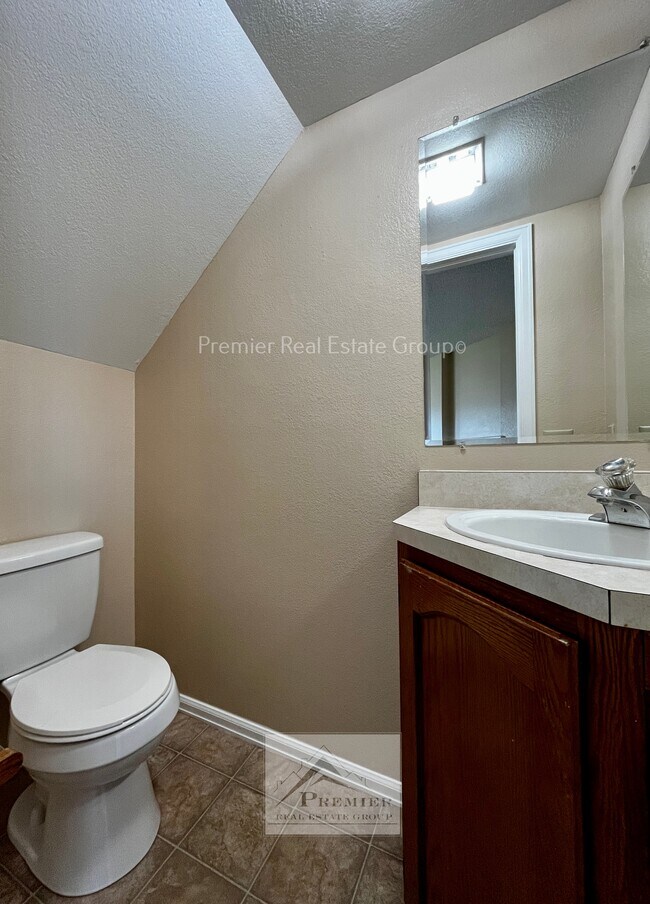 Building Photo - 505 Comanche Village Dr