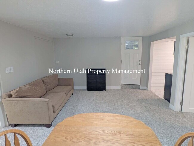 Building Photo - 4 Bed, 3.5 Bath - Amazing Location