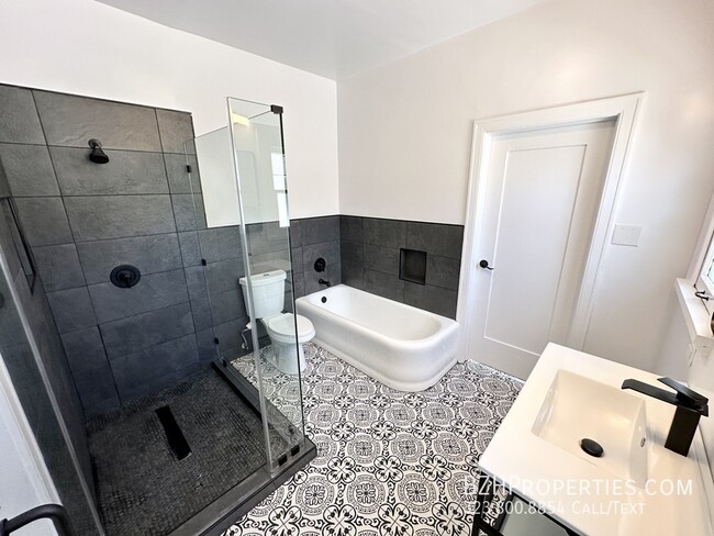 Building Photo - Gorgeous Newly Remodeled 3 Bedrrom 2 Bathr...