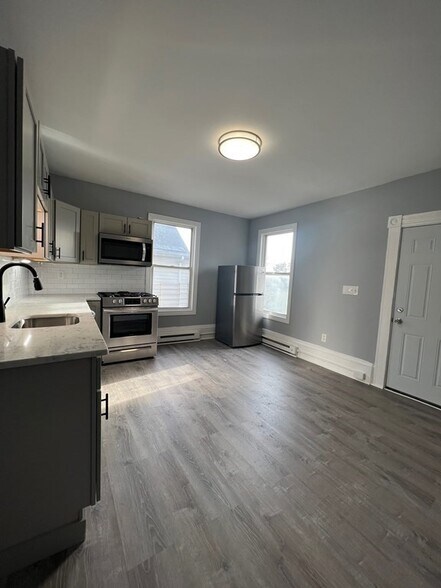 Building Photo - 72 Bloomingdale St