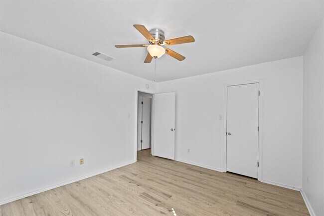 Building Photo - 722 Lavaca Loop