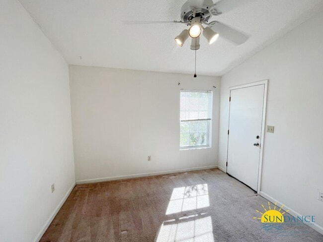 Building Photo - Adorable 2 Bedroom Home in Valparaiso!