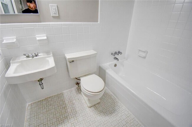 Building Photo - 318 Collinwood Dr