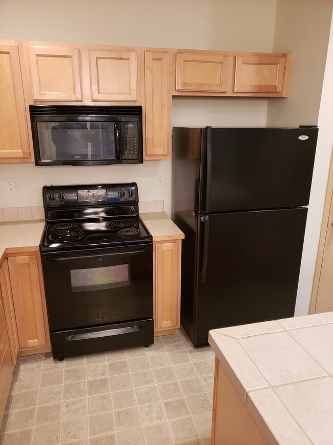 Building Photo - Gem Heights Spaciousness