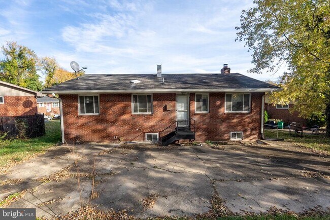 Building Photo - 3001 Fairhill Ct