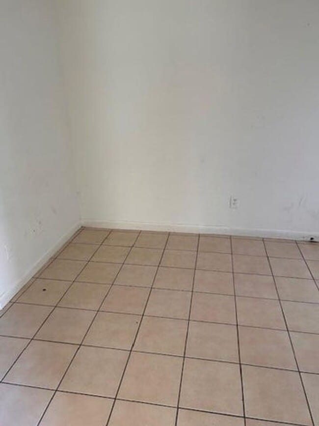 Building Photo - 1214 Highview Rd