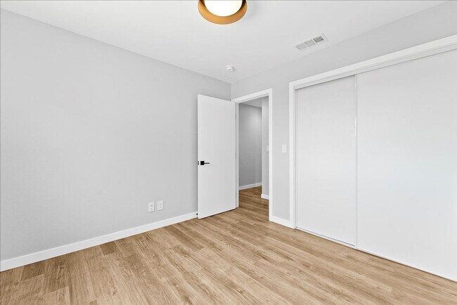 Building Photo - 941 Normandie Ave