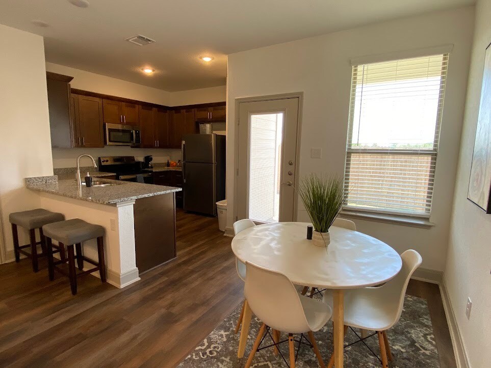 Dining - 7511 Gramercy Way